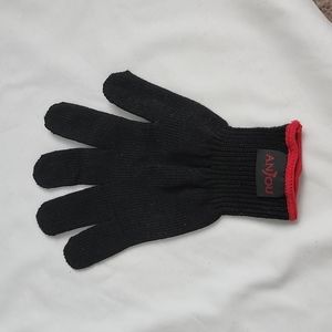 NWOT Anjou heat resistant glove (curling iron / wand)